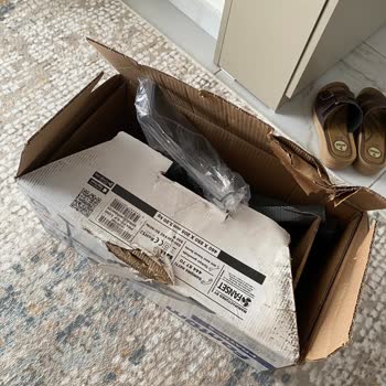 Aras Kargodan Gelen Süpürge Kutusu Ezik Ve Islak