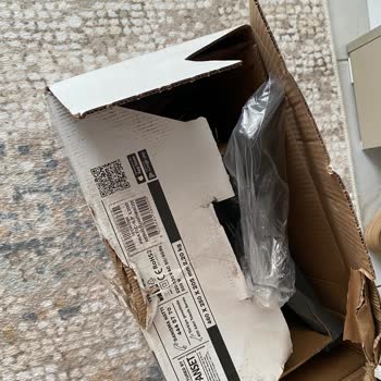 Aras Kargodan Gelen Süpürge Kutusu Ezik Ve Islak