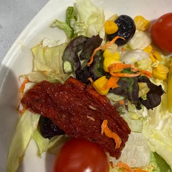 Venezia AVM Tavuk Dünyası Şubesinde Bayat Ve Az Salata Şikayeti