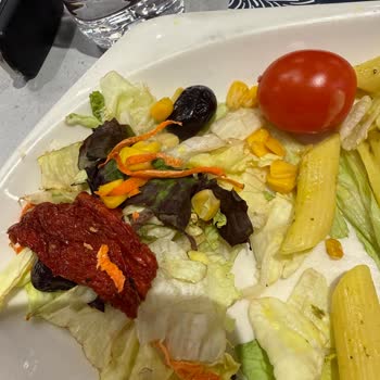 Venezia AVM Tavuk Dünyası Şubesinde Bayat Ve Az Salata Şikayeti