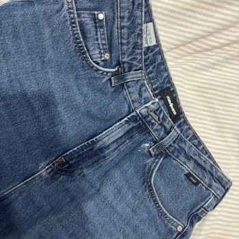 Mavi Pantolon Yırtıldı Ve Renk Atması, Yıkama Talimatlarına Uyumlu Olmasına Rağmen