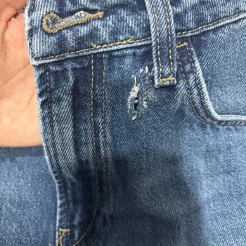 Mavi Pantolon Yırtıldı Ve Renk Atması, Yıkama Talimatlarına Uyumlu Olmasına Rağmen