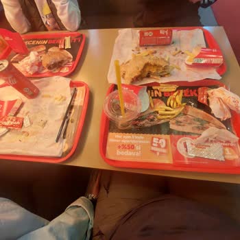 Buz Gibi Et Ve Bayat Ekmek, Çalışanların Kaba Davranışı