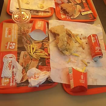 Buz Gibi Et Ve Bayat Ekmek, Çalışanların Kaba Davranışı