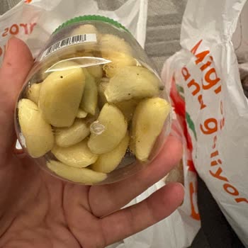 Migros'tan Gelen Süresi Geçmiş Ve Küflü Sarımsaklar Sağlık Riski Oluşturuyor