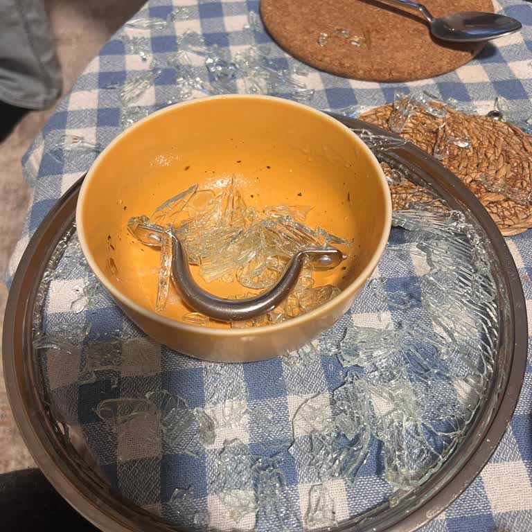 Karaca Bio Diamond Tenceresi Kapağı Patladı, Cam Parçaları Yemeğe Karıştı