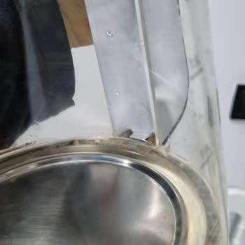 Arçelik Çay Makinesinin Cam Ve Silikon Arasındaki Bölümde Kireç Birikimi Hijyen Ve Sağlık Endişesi