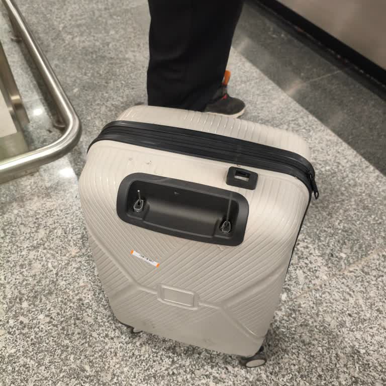 Sunexpress Hava Yolları Kopmuş Çekme Kolu, Tekrarlanan Bagaj Hasarı Ve Saygısız Yaklaşım