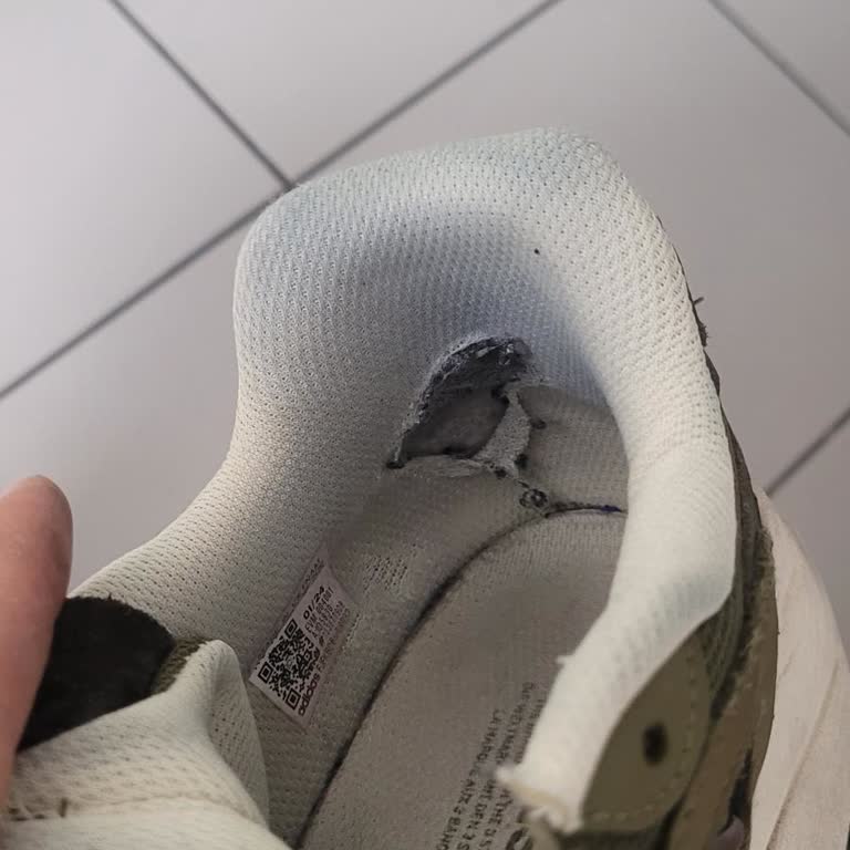 Adidas Ayakkabısında Erime Ve Cırtlak Ses Sorunu İçin Ücret İadesi Talebi