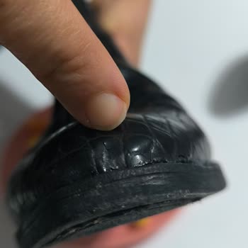 Elle Ayakkabı Çizmesi Sürekli Patlayıp Ayakları Kapkara Bırakıyor