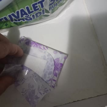 Scarlet Günlük Pedlerin Yapışkanı Azaldı, Kullanımda Kayma Ve Rahatsızlık