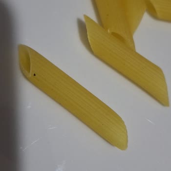 BİM Filiz Makarna Üzerindeki Siyah Noktalar Sağlık Endişesi Yaratıyor