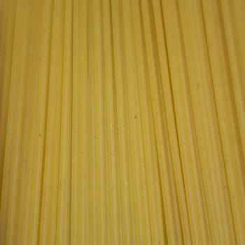 BİM Filiz Makarna Üzerindeki Siyah Noktalar Sağlık Endişesi Yaratıyor