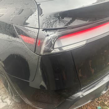 Tesla Model Y Juniper con problema con el parqueo automático