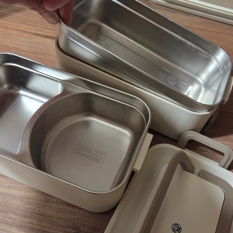 Korkmaz Termos Ürünün Çelik Kısmı İle Altındaki Plastik Kısmı Birbirinden Ayrılıyor