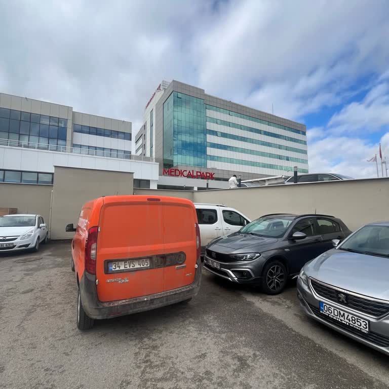 Migros Sanal Market Aracının Yanlış Parkı Hastane Giriş Çıkışlarını Kapattı