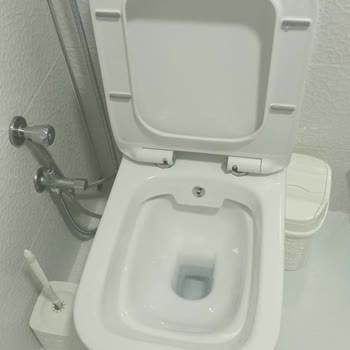 Klozet Önünden Su Sıçraması Ve Servis Gecikmesi