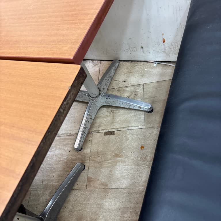 Tarsu AVM Yemek Alanında Kirli Masalar Ve Hijyen Sorunu