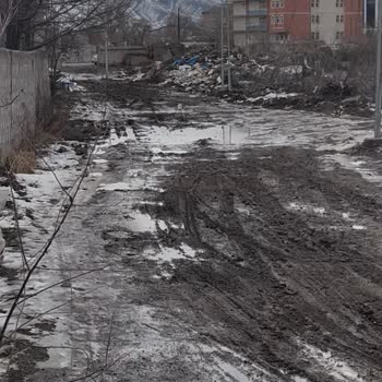 Emek Mahallesinde Çamur Deryası, Acil Mıcır Ve Greyder Çalışması Gerekiyor