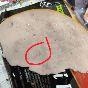 BİM'de Satılan Namet Hindi Füme Salamda Mavi Plastik Parça Ve Sağlık Riski