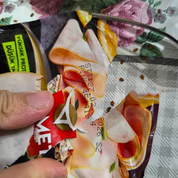 BİM'de Satılan Namet Hindi Füme Salamda Mavi Plastik Parça Ve Sağlık Riski