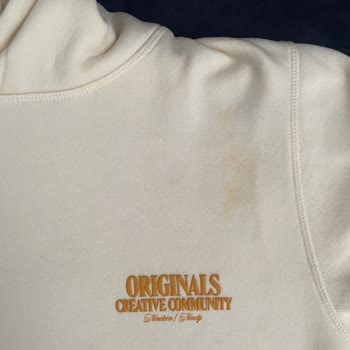 Krem Renkli Sweatshirt Boya Lekesi Nedeniyle Kullanılamaz Hale Geldi, Değişim Talebi