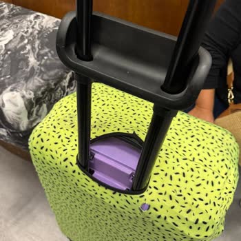 Beschädigte Koffer nach Flug mit Emirates und respektloser Umgang am Flughafen