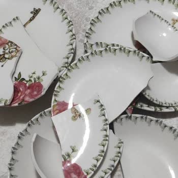 Kırık Yemek Takımı Ve Üç Aylık Cevapsızlık