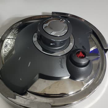 Korkmaz Tencere Kapağının Üst Kısmında Boya Atmaları Oluştu