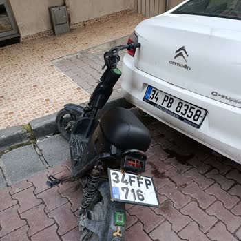 Araç Üzerine Düşen Martı Scooter'ı Nedeniyle Maddi Hasar Ve İletişim Sorunu