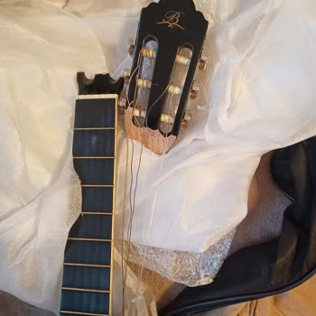 Kırık Gitar Ve Ödeme İhmali: Sürat Kargo'dan Aldığım Mağduriyet