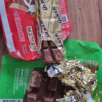 Güngör Market’te Son Kullanma Tarihi Geçmiş Çikolatalar Satılıyor