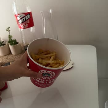 Bayat Soğan Halkaları Ve Eksik İçeriklerle Gelen Hamburger Menüsü