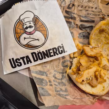 Eskişehir Espark Usta Dönerci'de Tavuk Dönerde Tüy Çıktı: Hijyen Ve Sağlık Endişesi