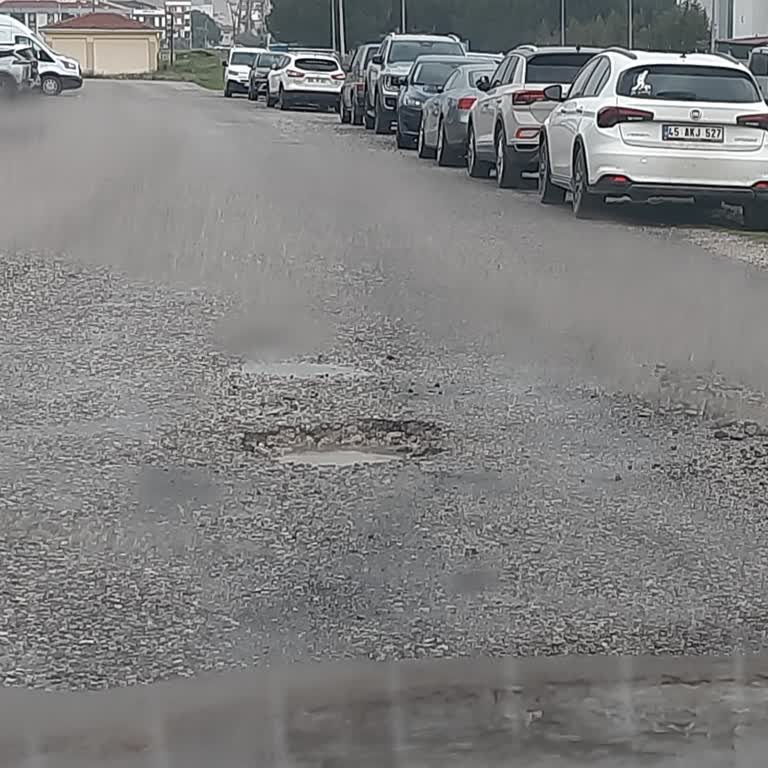 Muradiye Mahallesi Derin Çukurlu Yolları Yaya Ve Araç Güvenliğini Tehlikeye Atıyor