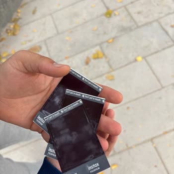 Instax Mini 12 falla al imprimir fotos, película dañada, pido reembolso