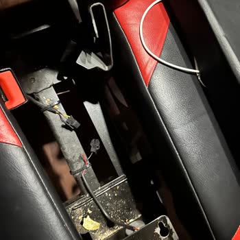 Kabloları Dışarıya Sarkan, Klima Çalışmayan Ve Kirli Koltukta Ciddi Güvenlik Riski