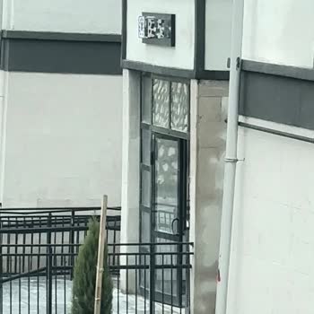TOKİ Bina Girişindeki Ayrılma Can Güvenliğini Tehdit Ediyor