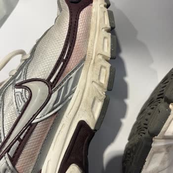 Yağmurda Renk Değişen Nike Ayakkabıya Değişim Talebi Mağaza Tarafından Reddedildi