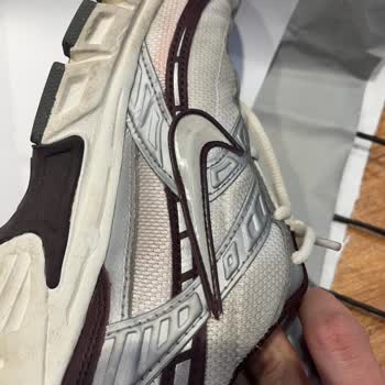 Yağmurda Renk Değişen Nike Ayakkabıya Değişim Talebi Mağaza Tarafından Reddedildi