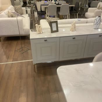 Renk Farklılığı Ve Hasarlı Sehpa İçin Mağaza Yetkilisinin Alaycı Tutumu