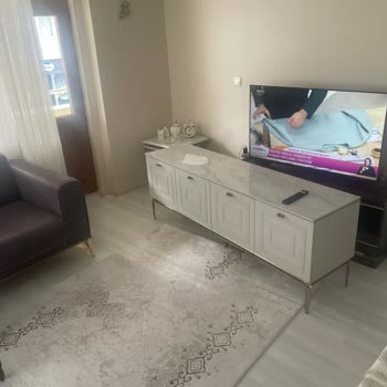 Renk Farklılığı Ve Hasarlı Sehpa İçin Mağaza Yetkilisinin Alaycı Tutumu