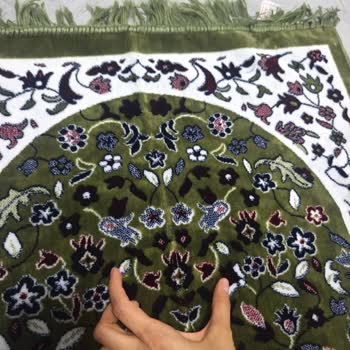 Gözde Kadife Tekstil Ravza’da Kullanılan Seccadelerde Böyle Bir Desen Kesinlikle Yoktu