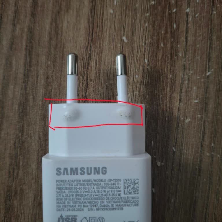 Şişen Ve Aşırı Isınan Samsung Şarj Adaptöründe Güvenlik Riski