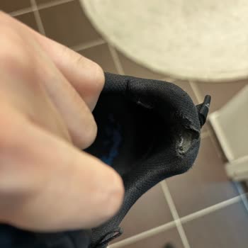 Skechers Yürüyüş Ayakkabısında Altı Ayda Deformasyon Ve Yan Açılma: Kullanıcı Hatası Reddi Ve İade Talebi