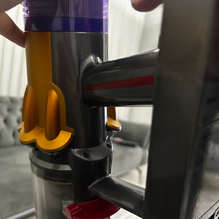 Dyson V12 El Tutma Yerinde Çatlak: Garanti Kapsamında Ücretsiz Değişim Talebi