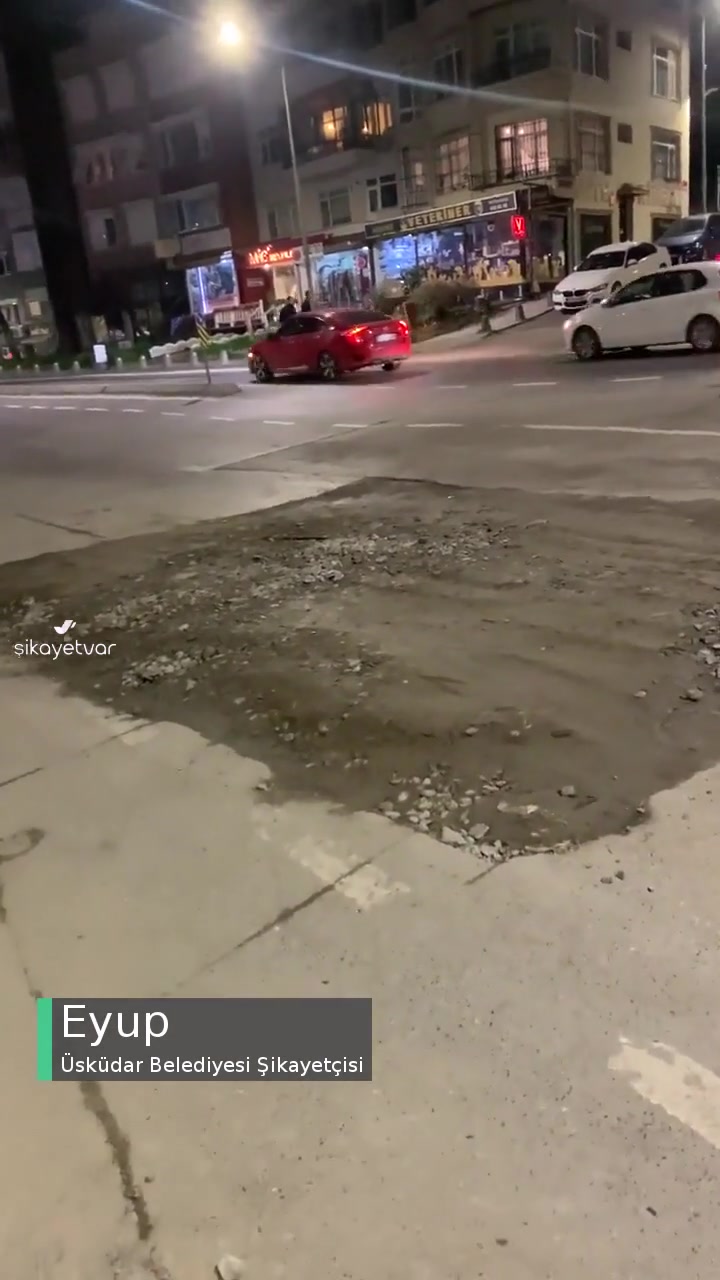 Üsküdar Belediyesi Çengelköy Yol Yüzünden Kaza! videonun kapak resmi