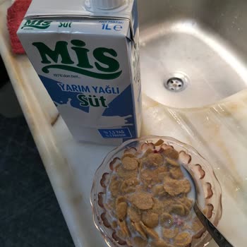 İki Şok Şubesinde Bozulmuş Yarım Yağlı Süt Ve Güven Kaybı