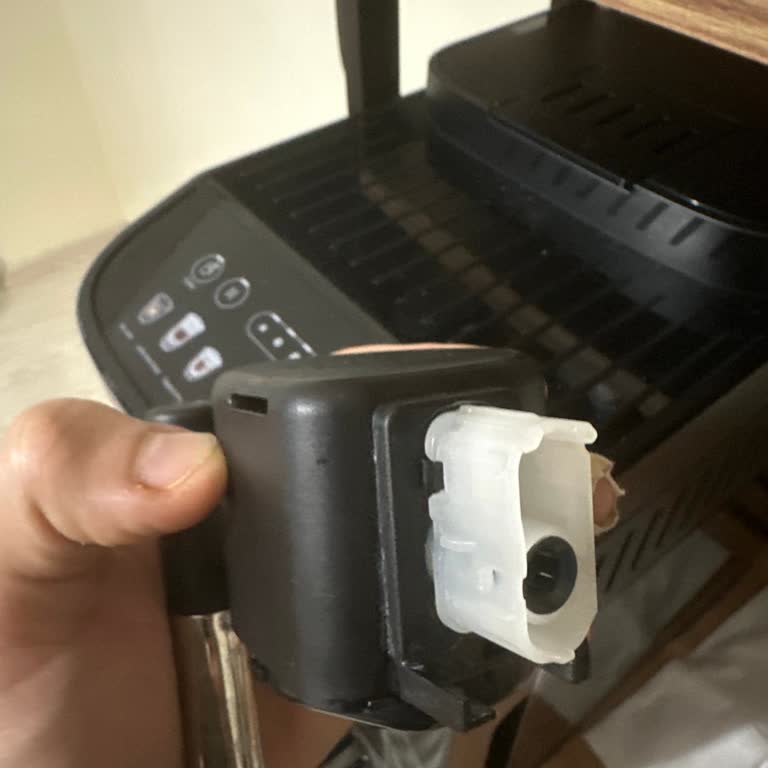 De'Longhi Süt Köpürtme Aparatının Arızası Ücretsiz Nakliye Ve Değişim Talebi