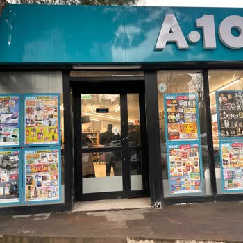 A101 Şubelerinde Kapı Kilitli Olurken Ve Açılış Saatinden Önce Aktüel Ürün Satışı